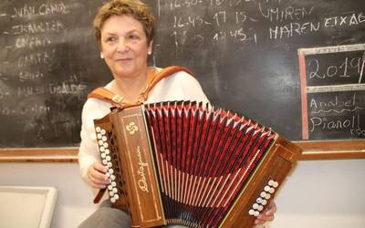 "Jubilatu nintzenean hasi nintzen trikitixa ikasten" Elena Garaikoetxea