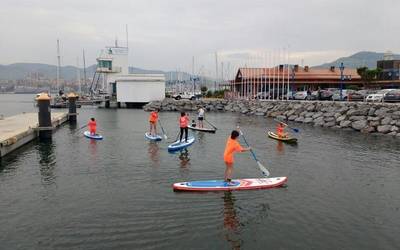 Paddle surfean aritzeko aukera egongo da domekan Getxoko Kirol Portuan