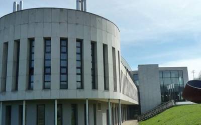 Orain Amurriok Bañueta Kiroldegiko esleipena legealdiko azken unean egitea kritikatu du