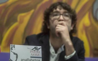 Analfabetoa poesia liburua argitaratu du Iñigo Astiz iraizoztarrak