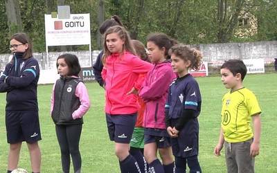 Garbiñe Etxeberriaren bisita jaso dute Bergarako neska futbolariek