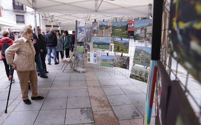 Seber Altube plaza margolanen erakusleiho bilakatu dute