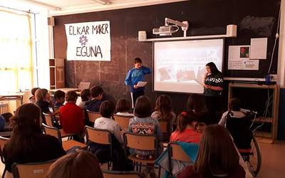 Dinobizikletaren eta robot besoaren aukezpena