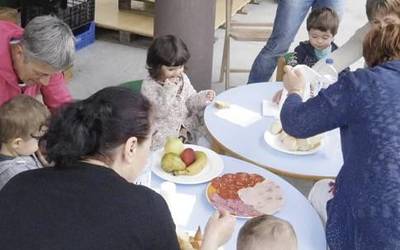 'Janaria jatea baino zerbait gehiago denean' solasaldia ortziralean Donezteben