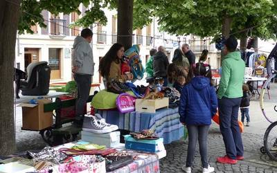 Bigarren eskuko azoka egin dute Eskoriatzan