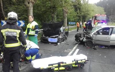 Hiru zauritu bi autoren arteko talkaren ondorioz, Bikotzganerantz doan errepidean