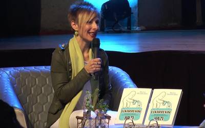 Nerea Mendizabalek bere lehen liburua aurkeztu du Azpeitin 'Elkarrekin hazi. Komunikazio ez-bortitza.'