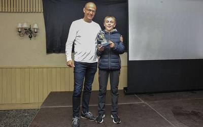 Lagun Onak Futbol Taldeak denboraldi amaierako sari banaketa egin du