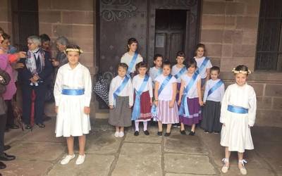 Erreginak eta saratsak ospatu dituzte Arraiozen maiatzeko azken igandean