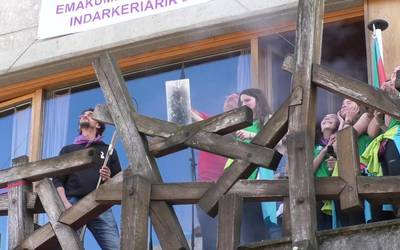 Ugaro saskibaloi taldeko neskek eman die hasiera jaiei