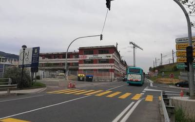 Oinezkoen segurtasuna bermatzeko semaforoa eta zebra-bidea