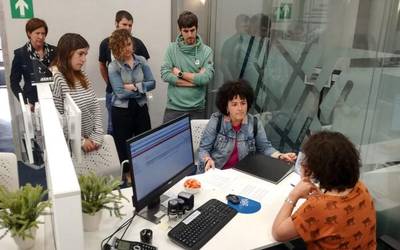 Seminarioko patioan parkinga ez egitea eskatzeko, 1.703 sinadura