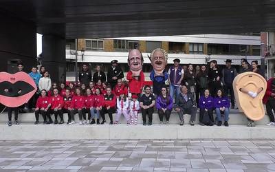 Loinatz jaietan euskaraz aritzera animatu ditu herritarrak Aittu Euskara Elkarteak