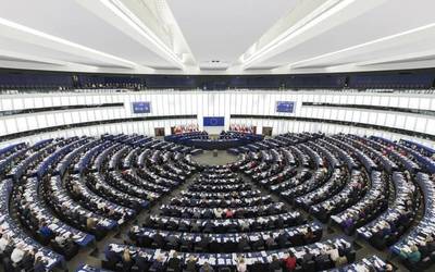 Europa: hain gertu, hain urrun