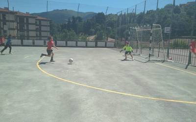Dozenaka lagun batu zituen Lamuza Eskolako "12 ordu futbolean" ekimenak