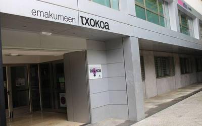 Emakumeen Txokoko eskaintza jasoko duen eskuorriaren diseinu lehiaketa jarri dute martxan