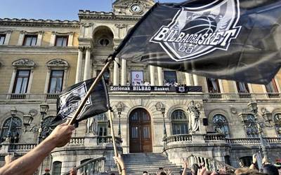 Bilbo kalera irten da Bilbao Basketen igoera ospatzeko