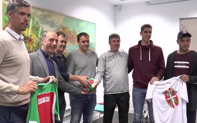 Euskadi eta Akitaniako eskubaloi selekzioek indarrak neurtuko dituzte Aritzbatalden larunbatean