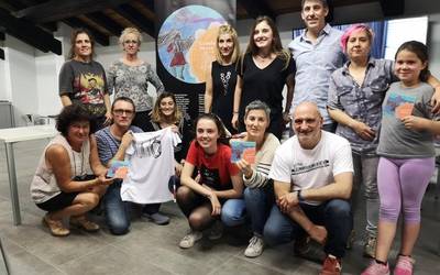 'Loratu da hazia' diskoaren aurkezpena kolaboratzaile guztiei eskerrak emateko aprobetxatu dute