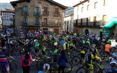 Bikerrak Altsasun topo egiteko prest