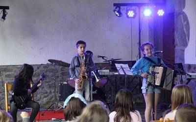 Aralar musika eskolako ikasleek kontzertu bikaina eskaini dute