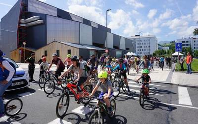 Bizikletaz gozatzen ari dira haurrak eta helduak IV. Bizikleta egunean