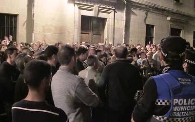 Babesa adierazi diote asteburuan eraso egin zioten Alde Zaharreko tabernariari