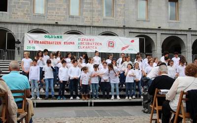 Ehunka lagun batu ziren atzo Foru plazan Bizkaiko Abesbatzen topaketetan