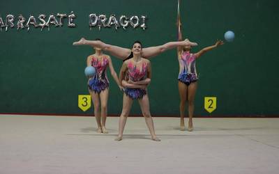 Dragoi Gimnasia taldekoak, jauzika eta biraka