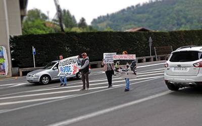 Arriagan oinezkoentzako pasabide segurua eskatzeko protestak hilero egingo dituzte