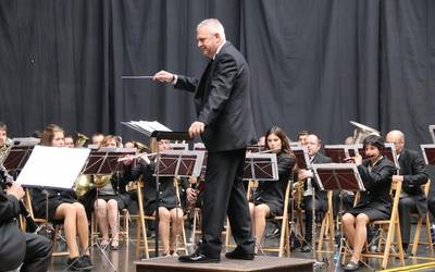 Emozioak eta musikak bat egin dute Bergarako Udal pilotalekuan