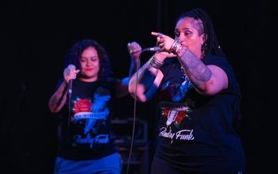 Somos Guerreras hirukotearen hip hop indartsuak hartu du Arrasateko gaztetxea
