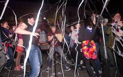 San Martin plaza dantzan jarri du Esne Beltzak
