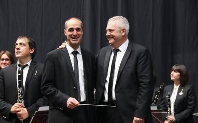 Enrike Txurrukak hartu du Alfredo Gonzalez Chirlaqueren lekukoa, Bergarako Musika Bandaren zuzendaritzan