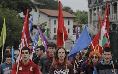 Gazteek pairatzen dituzten lan baldintza kaxkarrak salatu dituzte Dantxarinean