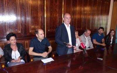 Pozik hartu du alkate makila Unai Elkorok, azken agintaldian alboan izan dituenei eskerrak emanda