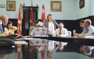 [ANALISIA] Ez da ezuste handirik espero udal gobernu taldeen osaketetan