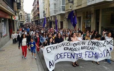 Ehunka lagunek hartu dute parte larunbateko eraso sexista gaitzesteko manifestazioan