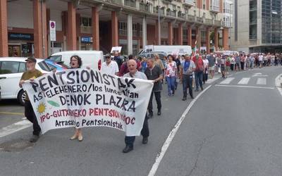 Pentsiodunek ozen zabaldu dituzte haien aldarriak Arrasateko kaleetan