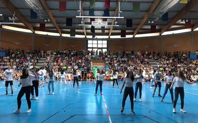 Irudietan: Giro ederra izan zen larunbatean Ikastolaren Egunean