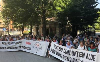 [BIDEOA] Pentsionisten manifestazioan politikariei neurriak eskatu dizkiete
