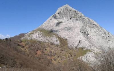 Anboto jaisten erori den mendizale bat Gurutzetako ospitalera eraman dute