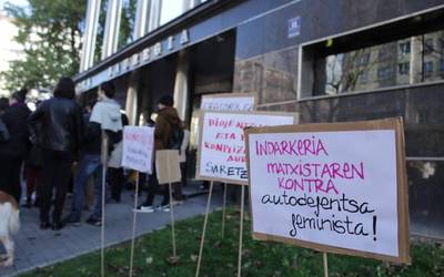 Gizon bat atxilotu dute bikotekide ohiari eta haren amari heriotza-mehatxuak egiteagatik