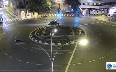 Abiadura bizian zihoan auto batek Iruñea erdialdean istripua izan du