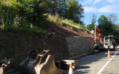 Lanak egiten izan dira Gatzagatik Eskoriatzara bidean, errepide alboan