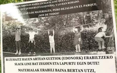 Ziarreta auzoaren atzeko parkean zegoen slack-linea lapurtu dutela salatu dute