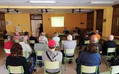 Goizukoop-en urteko kontuak aurkeztu eta gasolindegiaren nondik norakoez aritu dira ohiko batzarrean