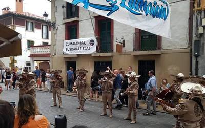 Guanajuatoko mariachien callejonada Erribera kalean