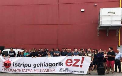 Lan istripuan izandako heriotza salatu dute