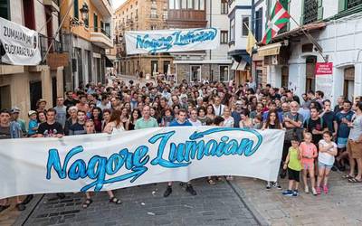 'Nagore Zumaian' ekimena abiatzeko argazki jendetsua atera dute